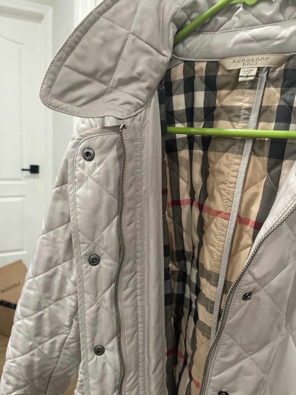 Burberry Tan belted Quilted Jacket zipper and snap closure flap pockets - Picture 4 of 11